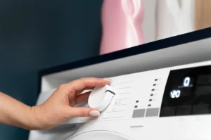 Mulher Escolhendo Programa da Lava e Seca Mais Vendida